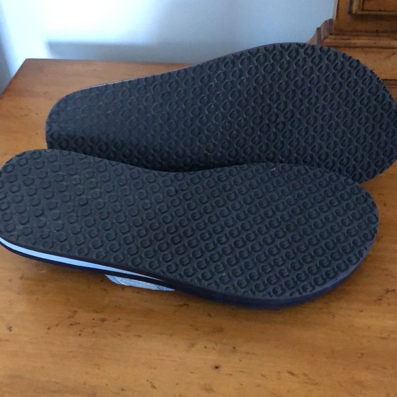 Women’s LL Bean sandals, light blue with cherry design, 6M - Picture 4 of 6